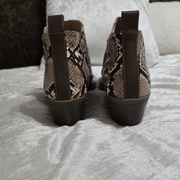 Snakeskin Ankle Boots By Time And Tru Size 7 1/2 EUC - Picture 4 of 8